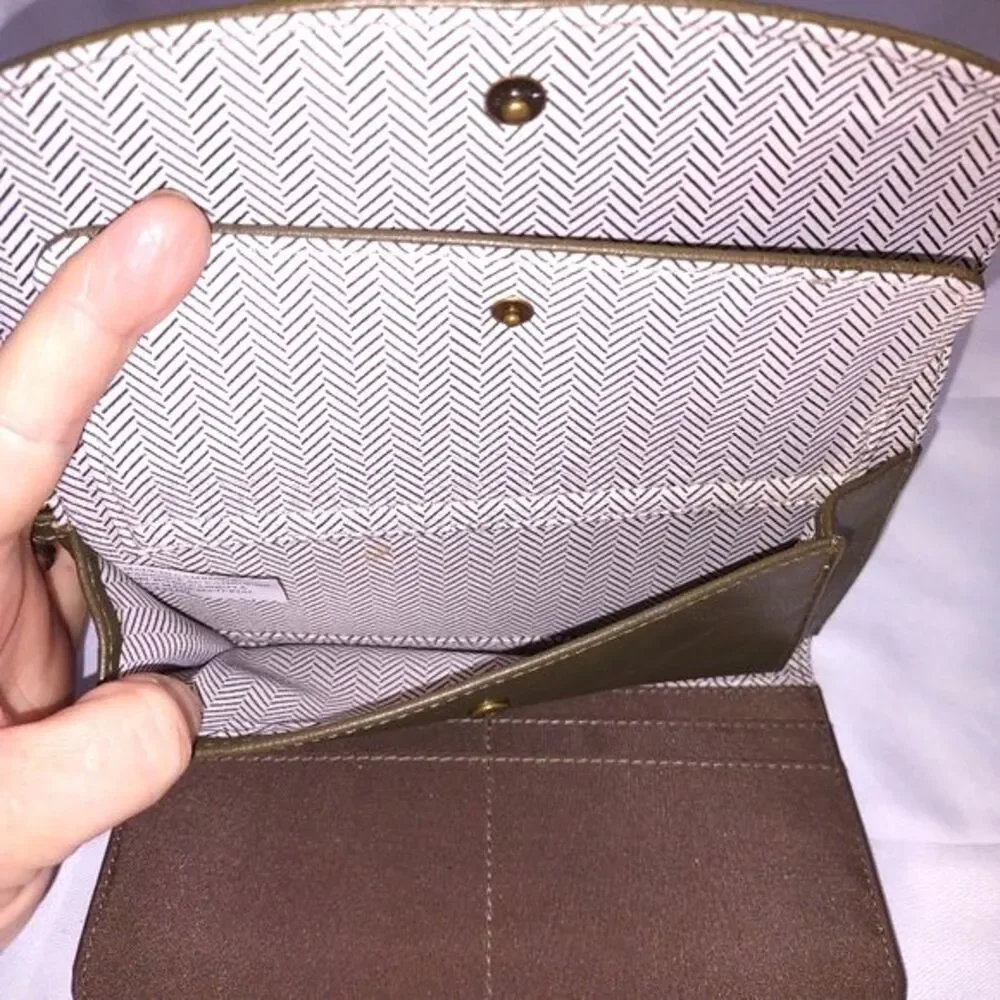 Olive Green Faux Leather Wristlet Wallet, NWOT.‎